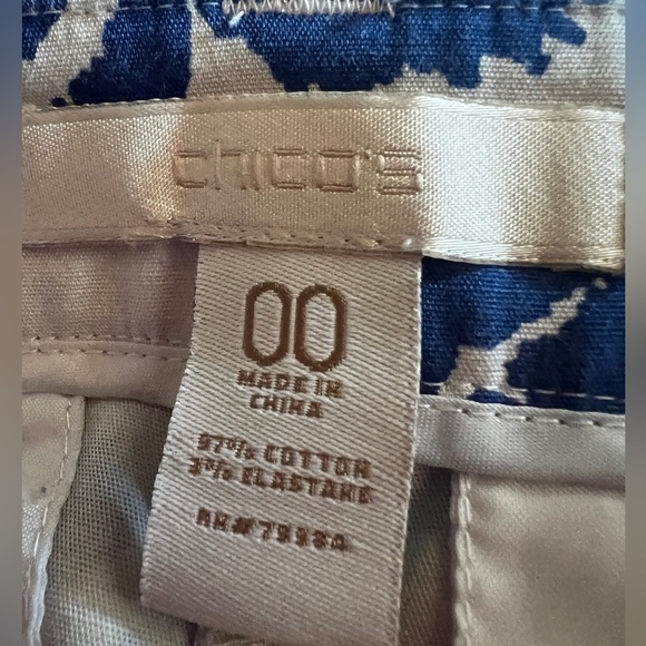 Chicos size 00 (size 2) blue and white cotton blend capri pants (runs big) - Picture 2 of 10
